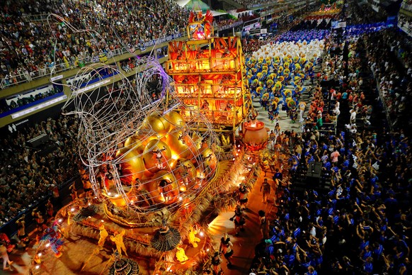 epa07412621 Members of the samba school of the Grupo Especial Beija Flor take part in the traditional carnival parade at Marques de Sapucai sambadrome in Rio de Janeiro, Brazil, early 04 March 2019. T ...