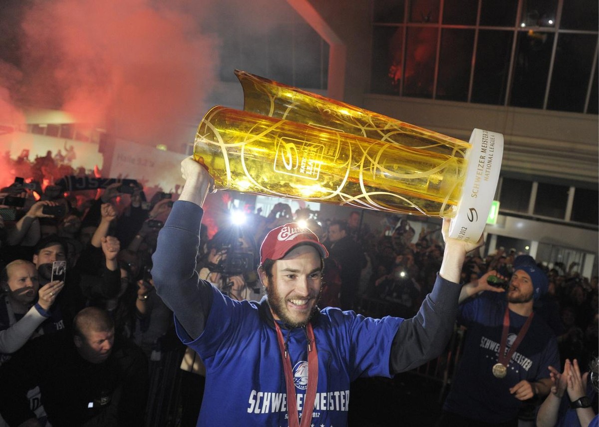 Thibaut Monnet, Mitte, und die Spieler der ZSC Lions werden nach dem Gewinn des Meistertitels und der Rueckkehr nach Zuerich frenetisch von ihren Fans gefeiert, am Mittwoch, 18. April 2012, in Zuerich ...
