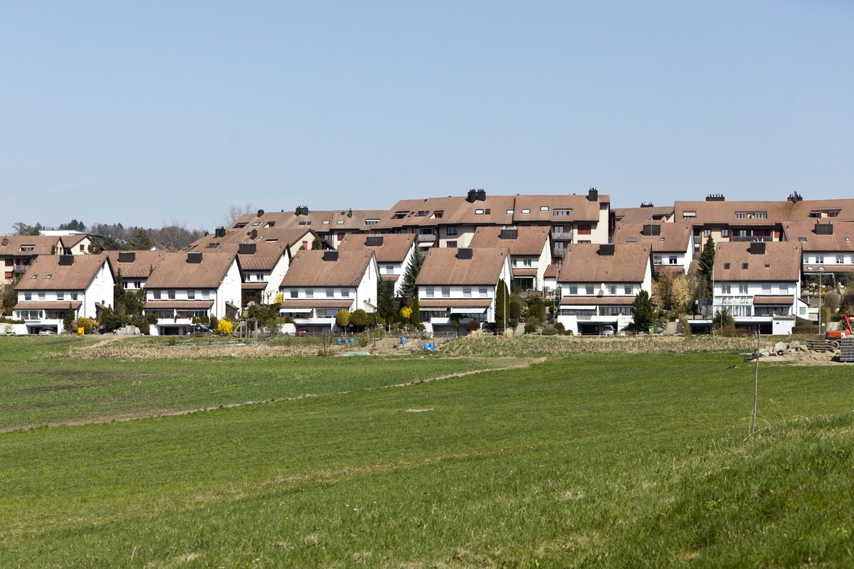 Reihenhaeuser der Ortschaft Mutschellen im Kanton Aargau, aufgenommen am 2. April 2012. (KEYSTONE/Gaetan Bally)