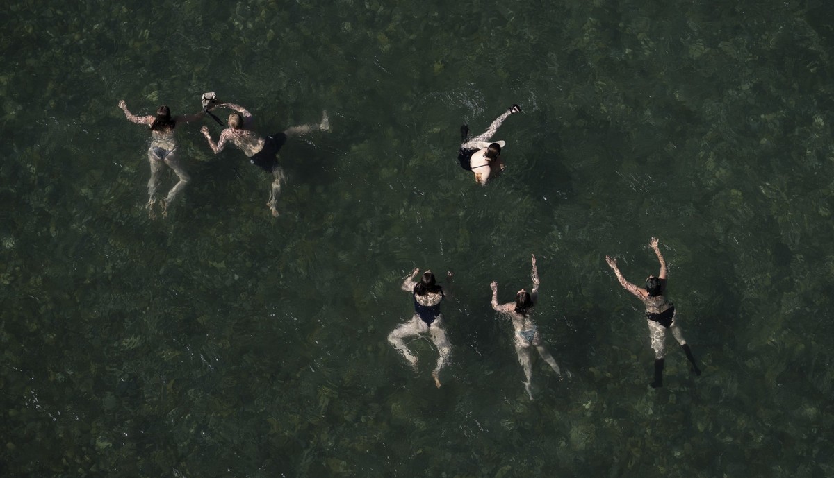 Menschen geniessen an einem Hitzetag die Sonne und schwimmen in der Aare, am Donnerstag, 18. Juni 2026 in Bern. Seit Donnerstag gibt der Bund Hitzewarnungen der Stufen 3 und 4 heraus. Diese Warnungen  ...