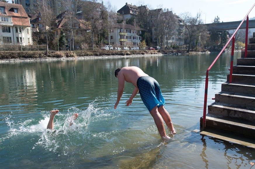 Nichts für Weicheier: Sprung in die Aare.