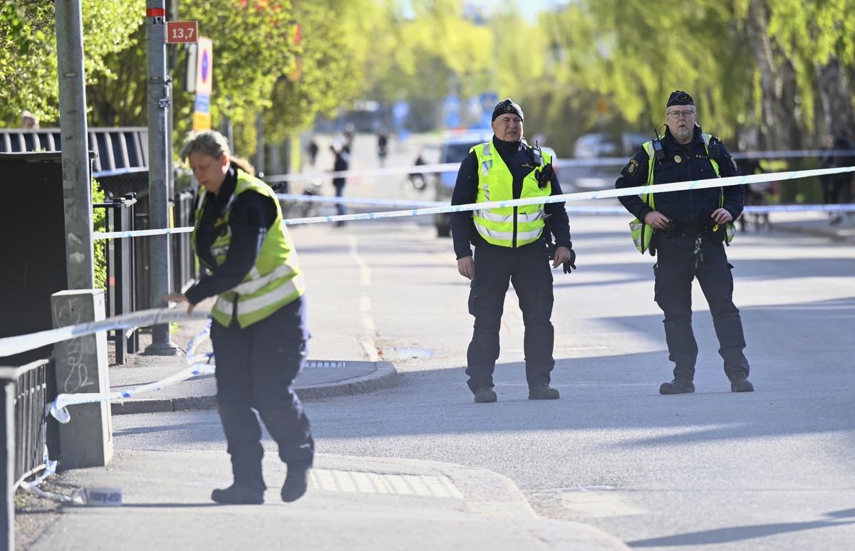 epa12064241 Police at the scene the day after after a shooting at Vaksala Square in central Uppsala, Sweden, 30 April 2025. According to police, three people were confirmed dead after a shooting on 29 ...