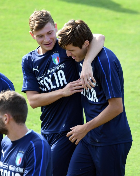 epa06994980 Italian soccer international players Nicolo Barella (L) and Federico Chiesa (R) attend a training session at the Coverciano Sports Center, near Florence, Italy, 03 September 2018. Italy wi ...