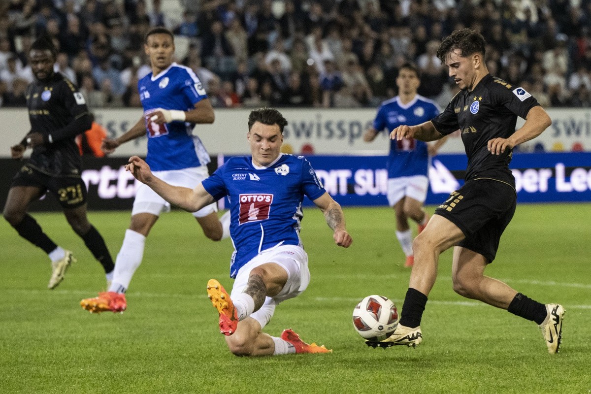 Filipe de Carvalho, rechts, von GC im Spiel Severin Ottiger links, von Luzern beim Super League Meisterschaftsspiel zwischen dem FC Luzern und den Grasshoppers Zuerich vom Freitag, 10. Mai 2024 in Luz ...