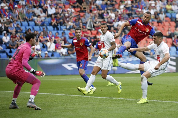 Basels Arthur Cabral, 2. von rechts, erzielt das Tor zum 2-0 gegen Luzerns Torhueter Marius Mueller und Luzerns Stefan Knezevic, im Super League Spiel zwischen dem FC Basel und dem FC Luzern am Sonnta ...