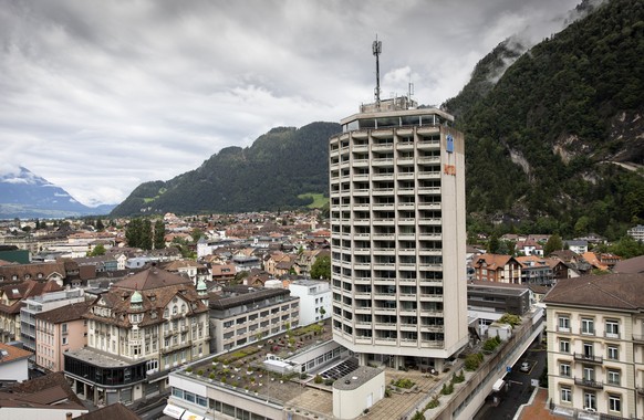 Ausblick aus dem groessten Riesenrad der Schweiz auf die Stadt Interlaken, am Samstag, 11. Juli 2020. Das Riesenrad ist 46 Meter hoch und hat 36 Gondeln, darunter auch eine VIP-Gondel. Die Sommerattra ...