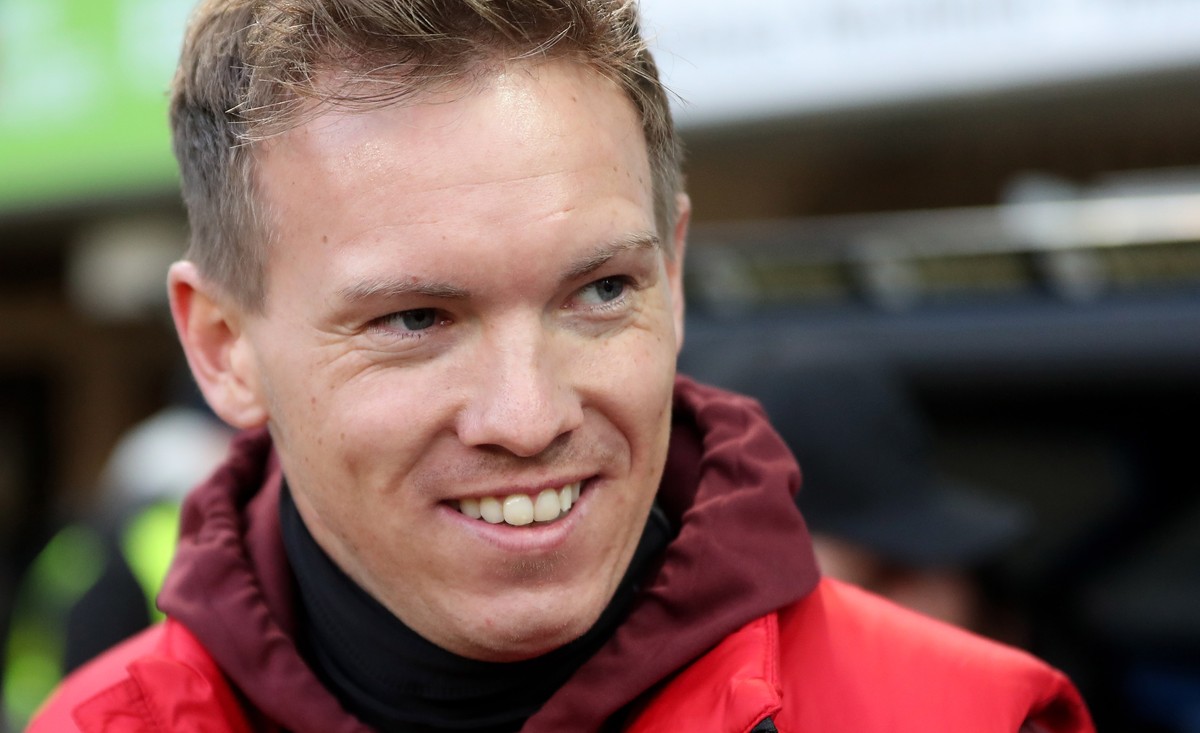 epa08035092 Leipzig's head coach Julian Nagelsmann looks on during the German Bundesliga soccer match between SC Paderborn and RB Leipzig in Paderborn, Germany, 30 November 2019. EPA/FRIEDEMANN V ...