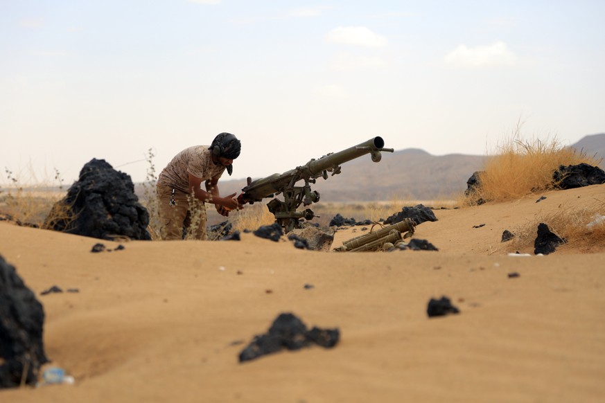 epa09178121 A fighter loyal to Yemen&#039;s Saudi-backed government takes position during the fight against Houthi militiamen in the northeastern province of Marib, Yemen, 29 April 2021 (issued 05 May ...