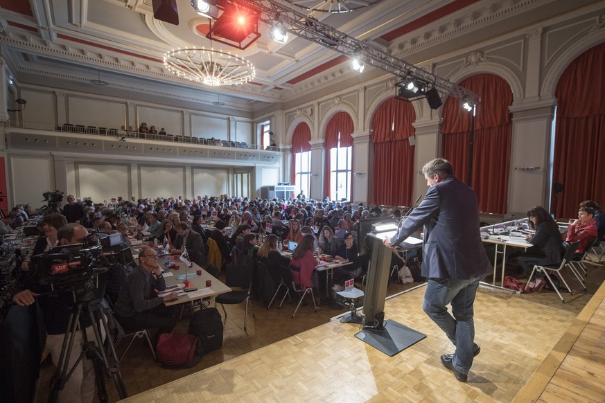 Der Praesident des SP Schweiz Christian Levrat bei seiner Rede anlaesslich der Delegiertenversammlung der SP Schweiz vom Samstag, 14. Oktober 2017 im Stadttheater Olten. (KEYSTONE/Urs Flueeler)