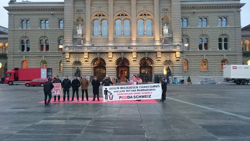 Acht Pegida-Schweiz-Anhänger posieren unerlaubt vor dem Bundeshaus.&nbsp;