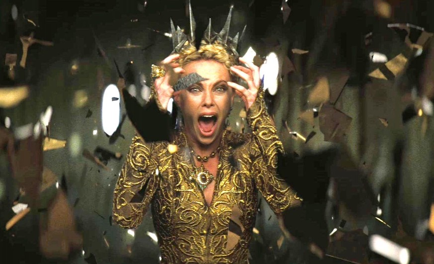 Hier Charlize Theron als Schneewittchens böse Königin: Der Spiegel explodiert ihr ins Gesicht, sie dreht durch.