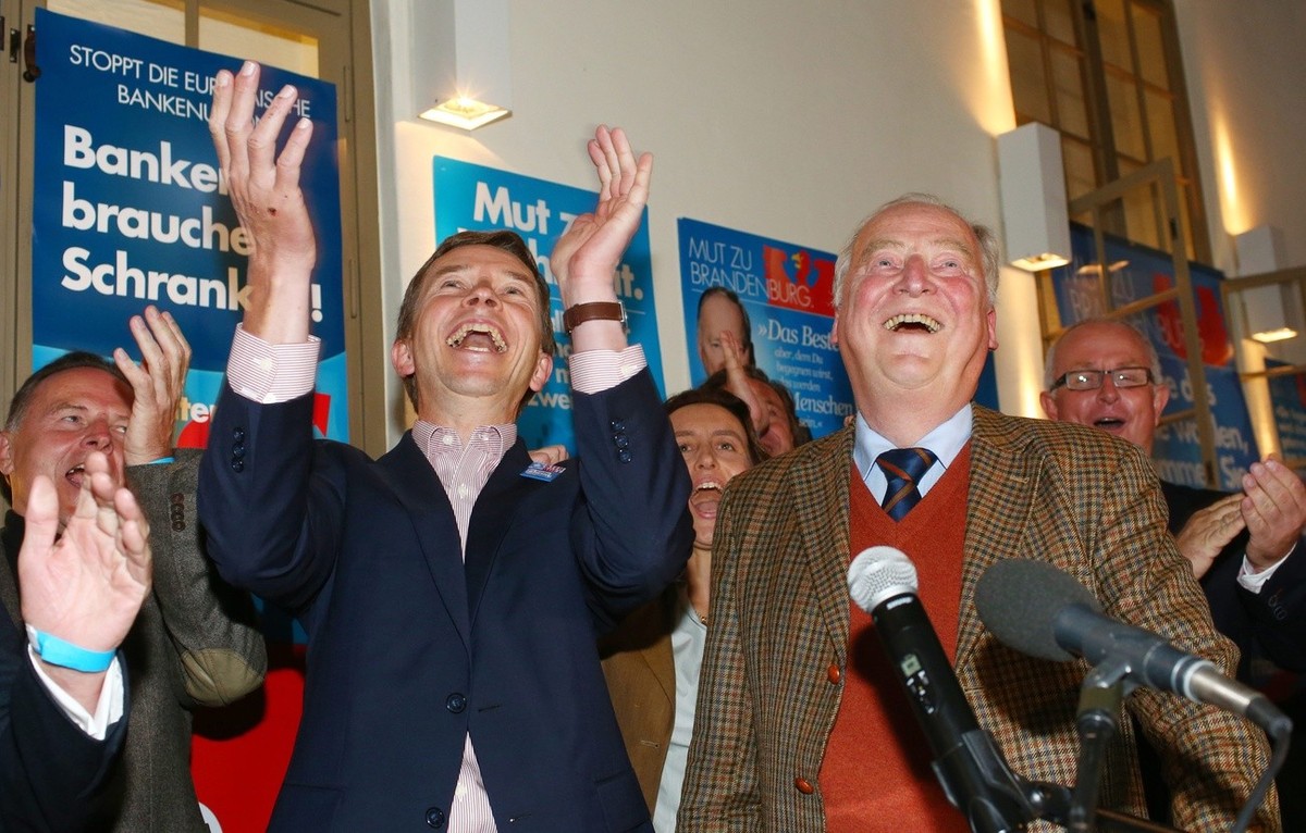 epa04400688 Bernd Lucke (L), federal chairman of Alternative for Germany (AfD) party and Alexander Gauland (R), AfD's top candidate for Brandenburg state elections react on the first predicitions ...