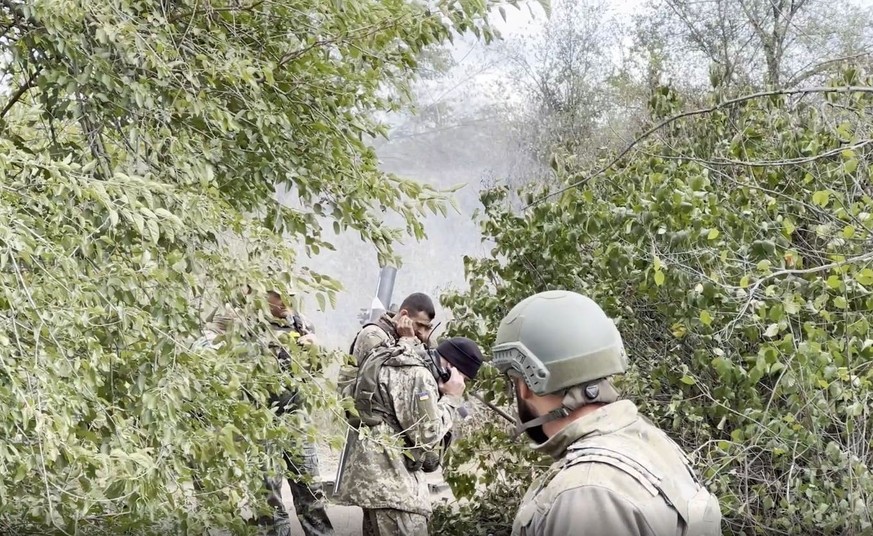 Ukrainische Soldaten feuern Granaten in Richtung der russischen Frontlinie.