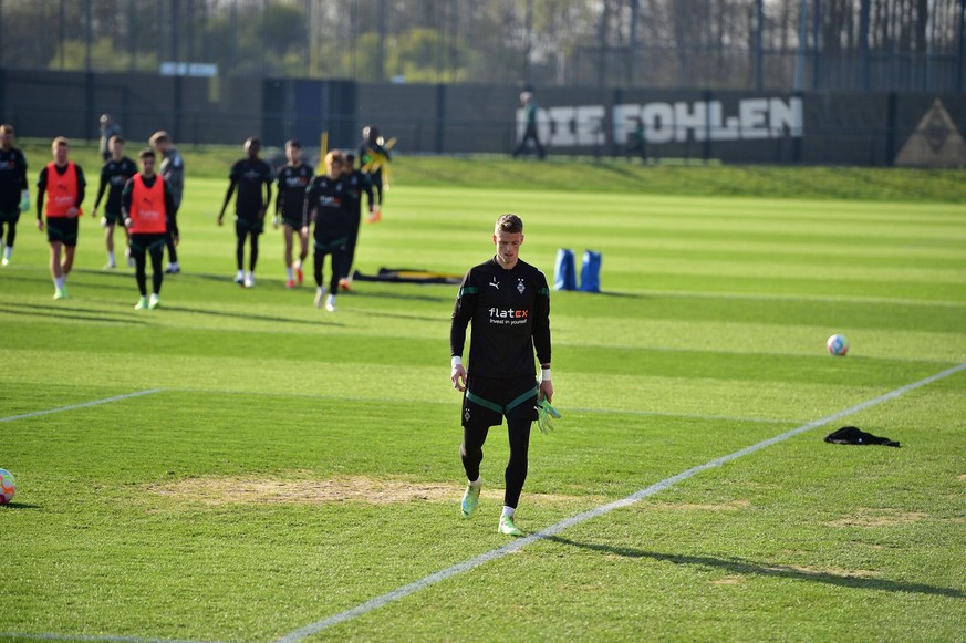 05.04.2023 Moenchengladbach Fussball, Herren, Saison 2022/2023, Training Borussia Moenchengladbach Torwart Jonas Omlin Gladbach, vorne verlaesst deutlich vor seinen Mitspielern den Trainingsplatz. Es  ...