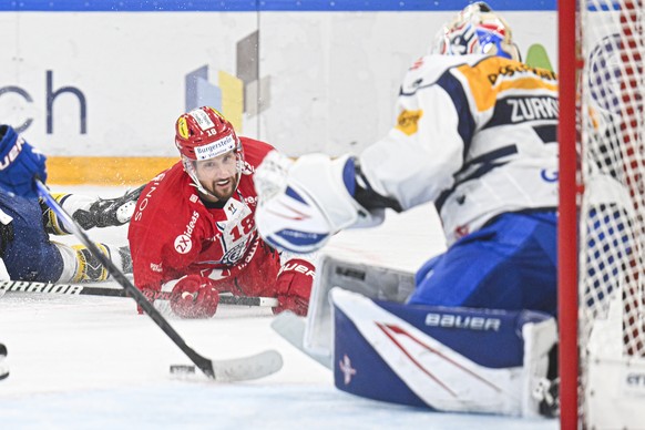 Lakers Jeremy Wick scheitert an Klotens Torhueter Sandro Zurkirchen im Eishockeyspiel der National League zwischen den Rapperswil-Jona Lakers und dem EHC Kloten, am Samstag, 23. September 2023, in der ...