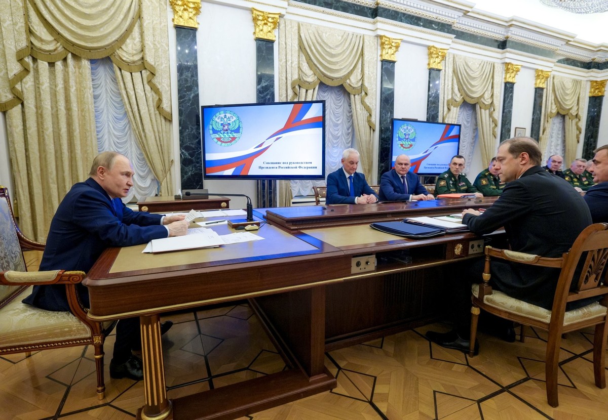 Le président russe Vladimir Poutine (G) préside une réunion sur les points clés du programme d'armement de l'Etat pour 2027-2036. Dans le nouveau programme d'armement d'Etat, une a ...