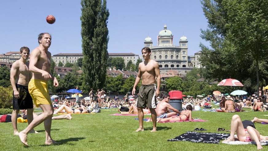 Sonnenhungrige geniessen das schoene Wetter im Marzilibad am Samstag, 1. August 2009, in Bern. (KEYSTONE/Marcel Bieri)