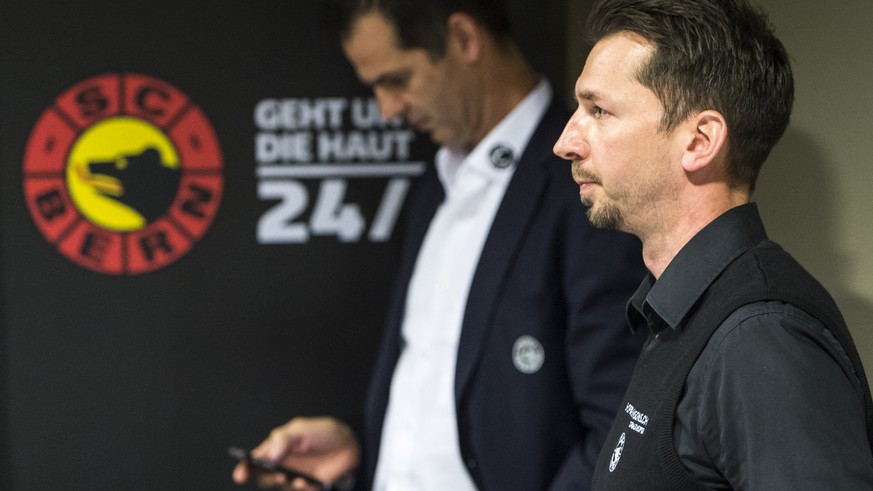 Lars Leuenberger, rechts, neuer Trainer SC Bern, und sein Bruder, Sportchef Sven Leuenberger, links, waehrend einer Medienkonferenz des SC Bern in der PostFinance Arena in Bern am Mittwoch, 18. Novemb ...