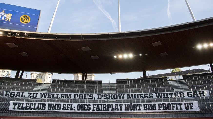 FCZ Fans montierten eine Fahne mit der Aufschrift &quot;Egal zu wellem Priis, d&#039;Show muess wiiter gah. Teleclub und SFL - Oies Fairplay hoert bim Profit uf&quot; im Fussball Meisterschaftsspiel d ...