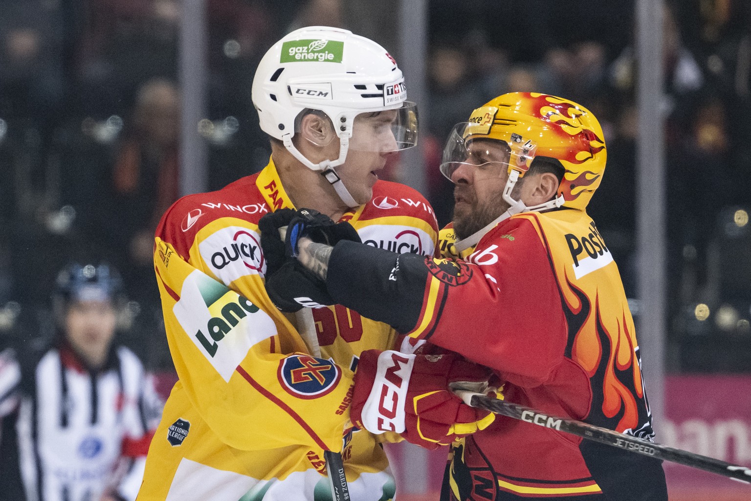 Berns PostFinance Topscorer Christopher DiDomenico, rechts, und Biels Viktor Loeoev kommen sich naeher, im Eishockey Qualifikations-Spiel der National League, zwischen dem SC Bern und dem EHC Biel, am ...