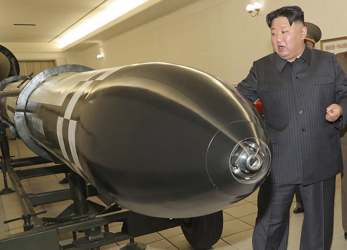 Kim Jong-un inspecte son arsenal, stocké dans un lieu tenu secret.