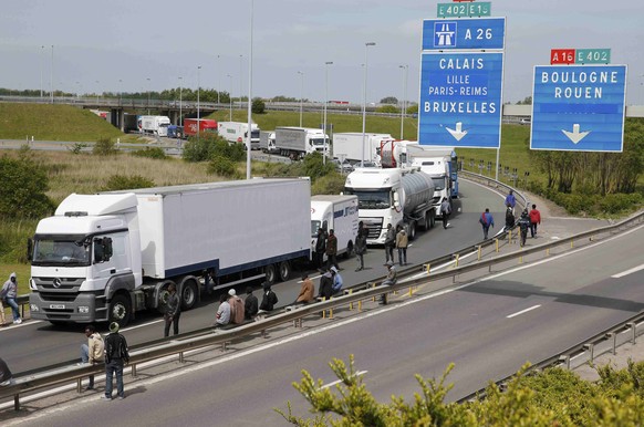 Räuber und Poli mit der Polizei in Calais.