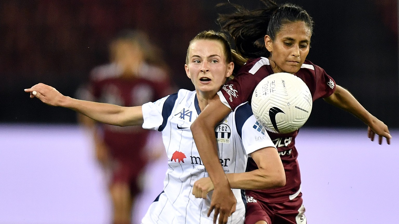 Die Zuercherin Kim Dubs, links, gegen die Genferin Nathalia Spaelti, rechts, beim Fussballspiel der Super League FC Zuerich Frauen gegen Servette FC Chenois Feminin im Stadion Letzigrund in Zuerich am ...