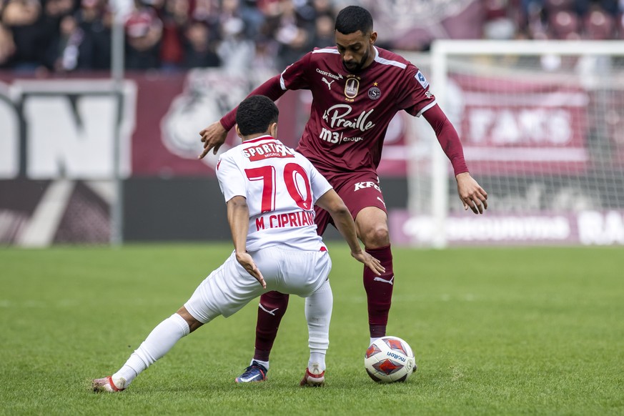 Le defenseur valaisan Marquinhos Cipriano, gauche, lutte pour le ballon avec l&#039;attaquant genevois Ronny Rodelin, droite, lors de la rencontre de football de Super League entre le Geneve Servette  ...