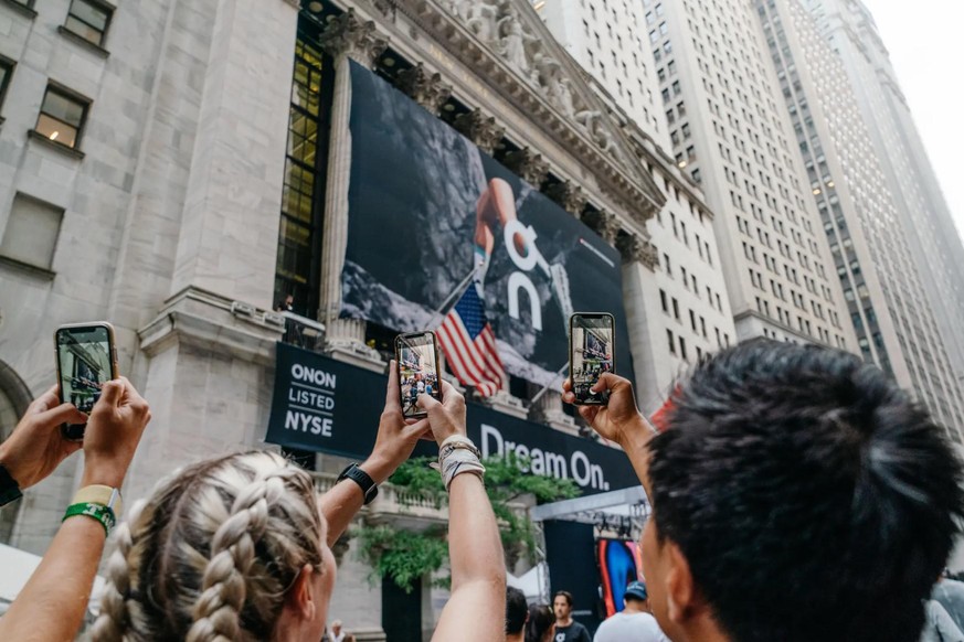 Medialer Hype: Die Schuhmarke On ging im September 2021 in New York an die Börse - was die Gründer für eine PR-Show nutzten.