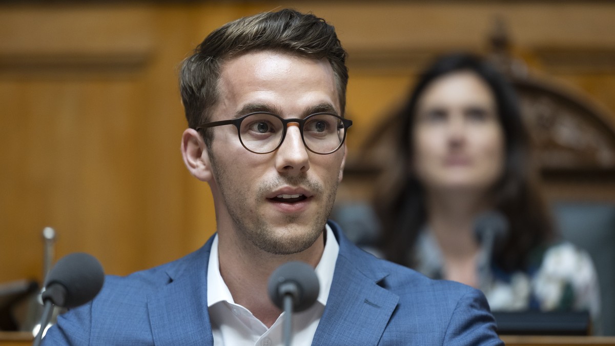 Andri Silberschmidt, FDP-ZH, spricht waehrend der Debatte um die Renteninitiative, waehrend der Sommersession der Eidgenoessischen Raete, am Montag, 5. Juni 2023, in Bern. (KEYSTONE/Peter Klaunzer)