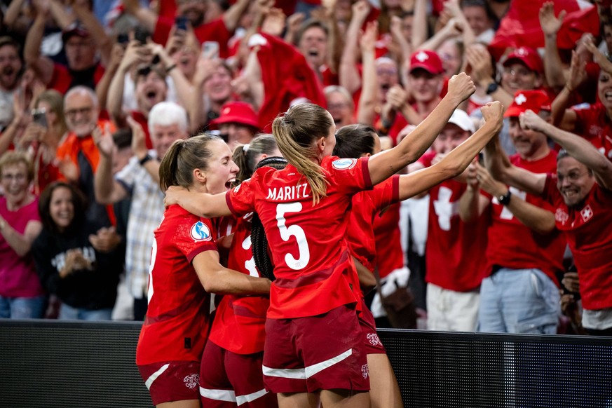 Noelle Maritz Schweiz, 05, Lia Waelti Schweiz, 13 und Team jubeln mit den Fans ueber das Tor zum 1:1 Ausgleich / Endstand durch Riola Xhemaili Schweiz, 07 und Einzug in das Viertelfinale, SUI, Schweiz ...