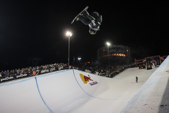epa11834714 Ayumu Hirano of Japan in action during finals of the snowboard halfpipe competition at the Laax Open in Laax, Switzerland, 18 January 2025. EPA/GIAN EHRENZELLER