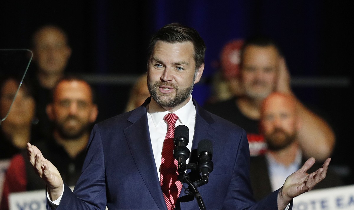 epa11491913 Former US president Donald Trump's running mate, Ohio republican senator and vice presidential candidate J.D. Vance campaigns at Middletown High School in his hometown, Middletown, Oh ...