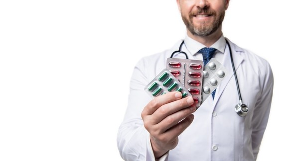 Pillen in den Händen des Arztes. selektiver Fokus der Tabletten. Blisterpackung mit Tabletten. Kopienraum