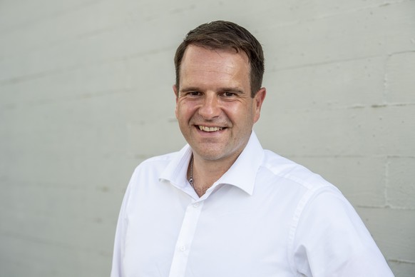 Der Luzerner Nationalratskandidat Adrian Steiner von der Mitte Partei posiert dem Fotografen, anlaesslich eines Parteifestes der Mitte Partei Luzern vom Mittwoch, 23. August 2023 in Oberkirch im Kanto ...