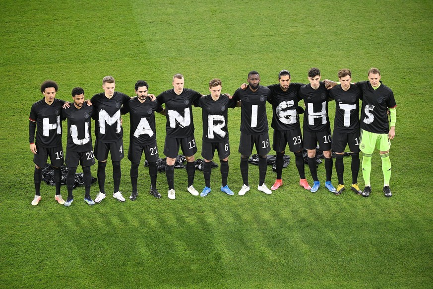 Duisburg, Schauinsland-Reisen Arena, 25.03.21, GER, Herren, WM-Qualifikation, Saison 2020-2021, Deutschland - Island Bild: Mannschaftsfoto,Gruppenfoto Deutschland. Shirts mit Aufschrift Human Rights N ...