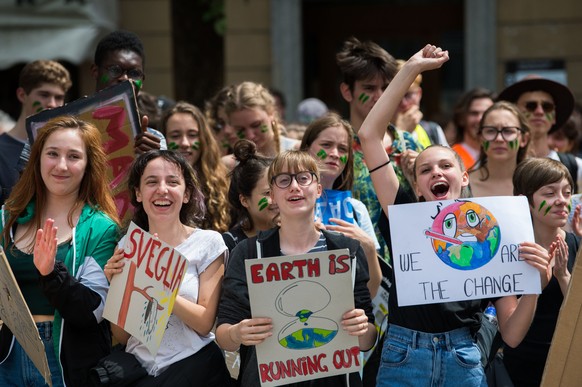 Menschen demonstrieren am internationalen Klimastreiktag in Bellinzona, am Freitag, 24. Mai 2019. (KEYSTONE/Ti-Press/Samuel Golay)