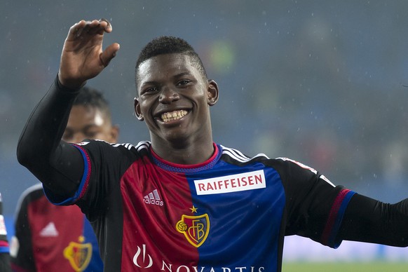 Die Spieler des FC Basel mit Breel Embolo feiern ihren siebten Meistertitel in Serie nach dem Fussball Meisterschaftsspiel der Super League zwischen dem FC Basel 1893 und dem FC Sion, im Stadion St. J ...