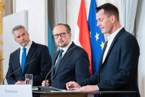 ABD0061_20211114 - WIEN - �STERREICH: vlnr.: Innenminister Karl Nehammer (�VP), Bundeskanzler Alexander Schallenberg (�VP) und Gesundheitsminister Wolfgang M�ckstein (Gr�ne) am Sonntag, 14. November 2 ...