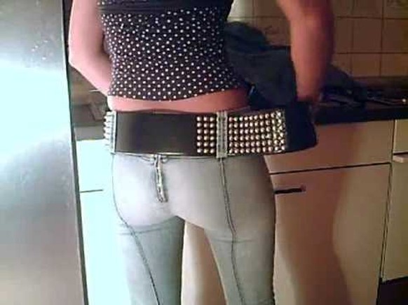 Toute jeune femme se devait de l&#039;avoir dans son armoire: le jean Miss-Sixty avec la fermeture-éclair derrière. (Bild: YouTube)