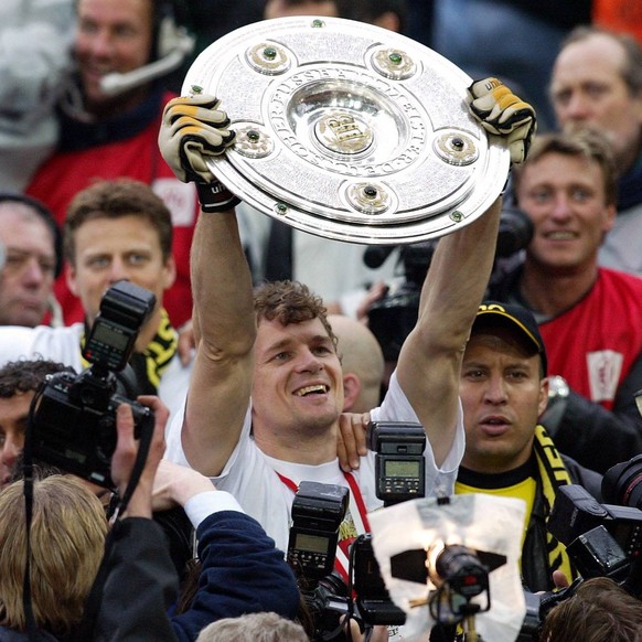 IMAGO / Team 2

Torwart Jens Lehmann (BVB) präsentiert die Meisterschale Fußball 1. BL Herren Saison 2001/2002, Borussia Dortmund, Deutscher Meister, Deutsche Meisterschaft, Sieg, Sieger Gruppe Westfa ...