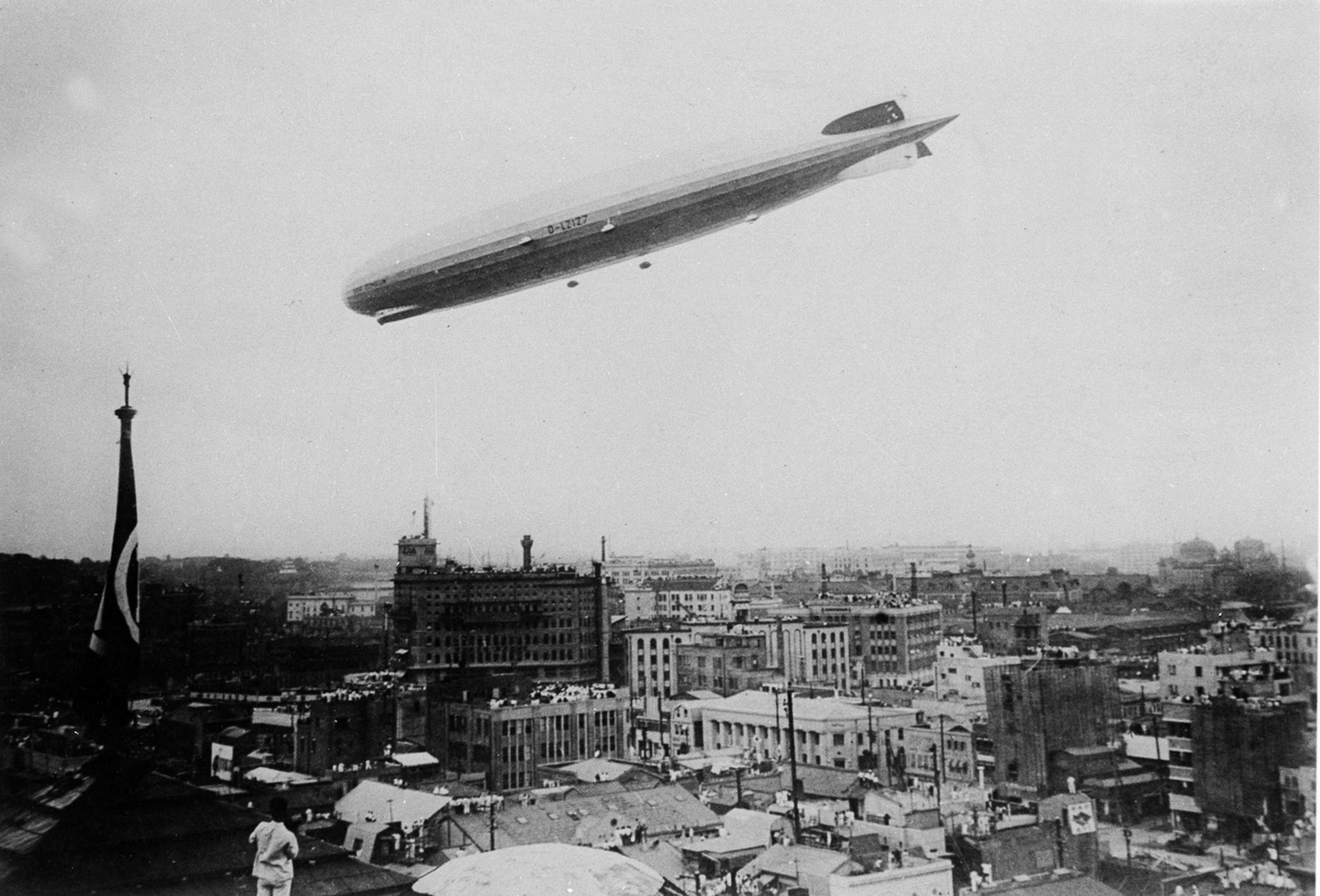 The German dirigible Graf Zeppelin flies low over Tokyo before proceeding to Kasumigaura Airport on its around-the-world flight, Aug. 19, 1929. (AP Photo) (KEYSTONE/?/)