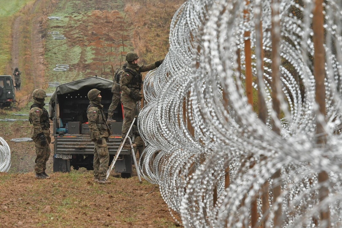News Bilder des Tages Polen errichtet Stacheldrahtzaun an der Grenze zu Kaliningrad RECORD DATE NOT STATED 02/11/2022 WISZTYNIEC BUDOWA ZAPORY NA TROJSTYKU GRANIC POLSKI ROSJI I LITWY POLAND BORDER -  ...