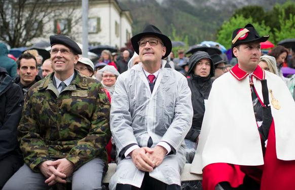 Divisionär Claude Meier (links) mit Bundesrat Guy Parmelin an der Landgemeinde in Glarus.