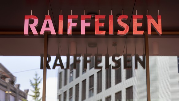 ARCHIVBILD ZUM KOEPFEROLLEN BEI RAIFFEISEN, AM DIENSTAG, 22. JANUAR 2019 ---- Logo of the Raiffeisen bank at its headquarters in St. Gallen, Switzerland, on June 5, 2018. (KEYSTONE/Gaetan Bally)

Lo ...