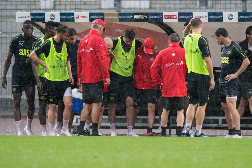 Swiss national team player Granit Xhaka, center, leaves the pitch injured during a training session in Lugano, Switzerland, Thursday, May 31, 2018. (KEYSTONE/Ti-Press/Gabriele Putzu)