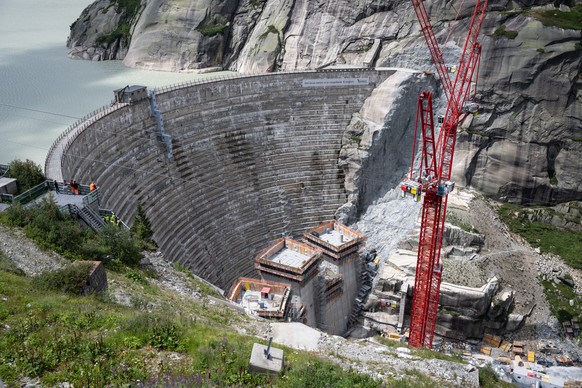 Bauarbeiten sind im Gange, die Staumauer am Grimselsee wird um 23 Meter auf 136 Meter erhoeht, am Mittwoch, 27. Juli 2022, an der Grimsel. Fuer den kommenden Winter koennte es wegen der Gasreduktion a ...