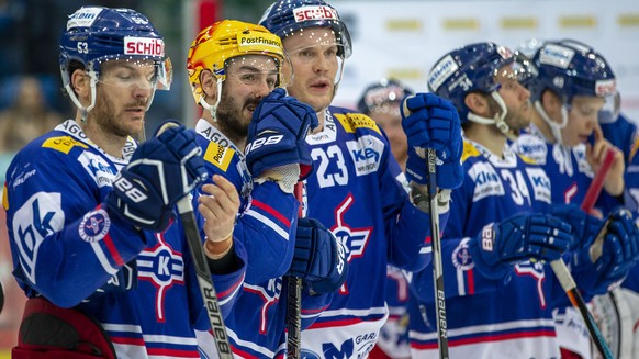 EHC Kloten Stuermer Morris Trachsler, von links, Denis Hollenstein, Tommi Santala und ihre Kollegen enttaeuscht nach der 1-4 Niedrlage im ersten Eishockey Spiel der Ligaqualifikation der National Leag ...