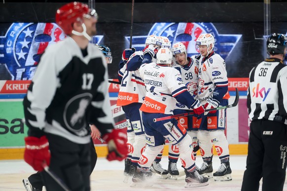 Torjubel ZSC nach dem 3:1 durch Rudolfs Balcers (ZSC), 2.v.r., waehrend dem Meisterschaftsspiel der National League zwischen den SC Rapperswil Jona Lakers und den ZSC Lions, am Freitag, den 16. Januar ...