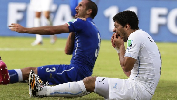 epa04353260 (FILE) A file picture dated 24 June 2014 of Italy&#039;s Giorgio Chiellini (L) claiming he was bitten by Uruguay&#039;s Luis Suarez (R) during the FIFA World Cup 2014 group D preliminary r ...